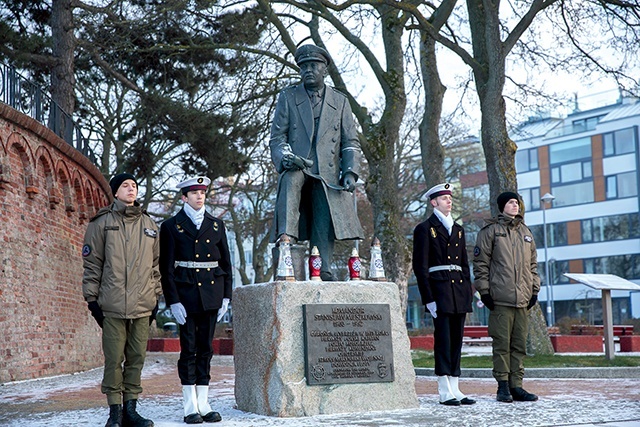 ▲	Uroczystość odbyła się przy monumencie kontradmirała.