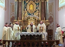 Księża z Kotliny Kłodzkiej przy ołtarzu z biskupem na Górze Iglicznej.