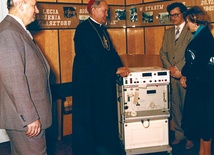 Bp. Jerzy Ablewicz przekazuje ufundowaną przez papieża sztuczną nerkę.