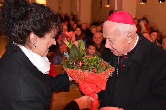 Pierwsze życzenia z okazji zbliżających się urodzin i jubileuszy złożyli wierni parafii pw. MB Wspomożenia Wiernych w Zielonej Górze podczas świątecznego koncertu 28 grudnia.