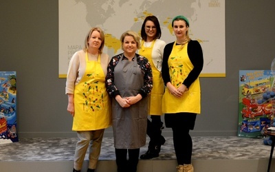 Kadra Bajki w żółtych fartuchach kuchennych (od lewej) Joanna Nadgrodkiewicz, Paulina Zalewska i Justyna Pacholczyk z Katarzyną Bosacką.