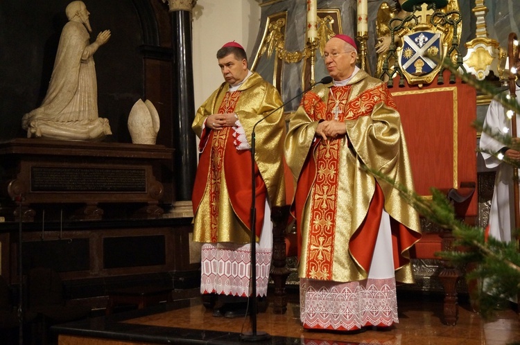 Eucharystii przewodniczył ordynariusz diecezji łowickiej, polecając zmarłego papieża seniora Benedykta XVI i o. Regisa Norberta Barwiga.