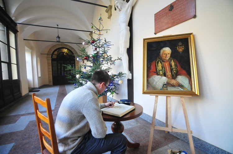 Księga kondolencyjna po śmierci papieża Benedykta XVI Kraków