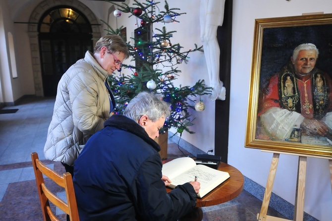 Księga kondolencyjna po śmierci papieża Benedykta XVI Kraków