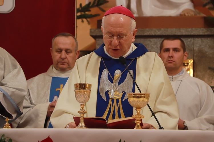 Ordynariusz diecezji pobłogosławił nowy kielich - dar od wspólnoty na 100-lecie parafii.