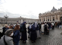 65 tys. osób oddało już hołd emerytowanemu papieżowi Benedyktowi XVI