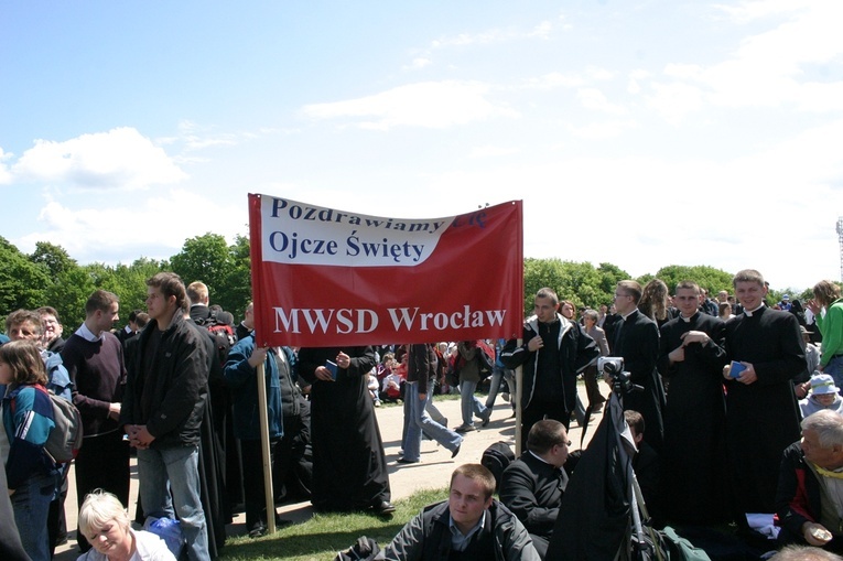 Dolnoślązacy z Benedyktem XVI podczas pielgrzymki do Polski w 2006 roku