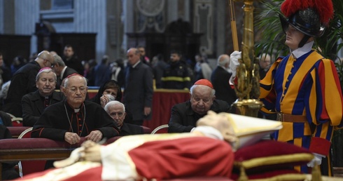 Kard. Dziwisz weźmie udział w pogrzebie Benedykta XVI