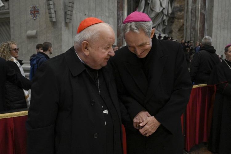 Kard. Dziwisz weźmie udział w pogrzebie Benedykta XVI