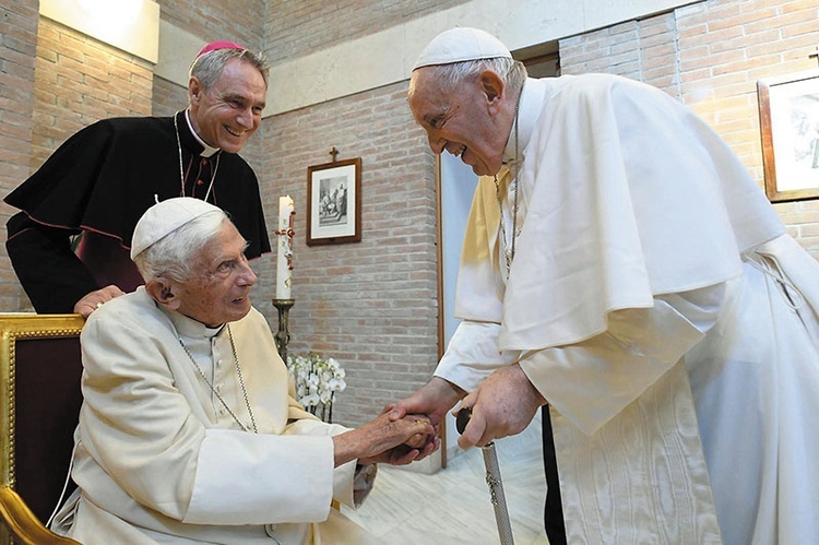 W klasztorze Matki Kościoła z papieżem seniorem zamieszkał  abp Georg Gänswein, jego osobisty sekretarz.