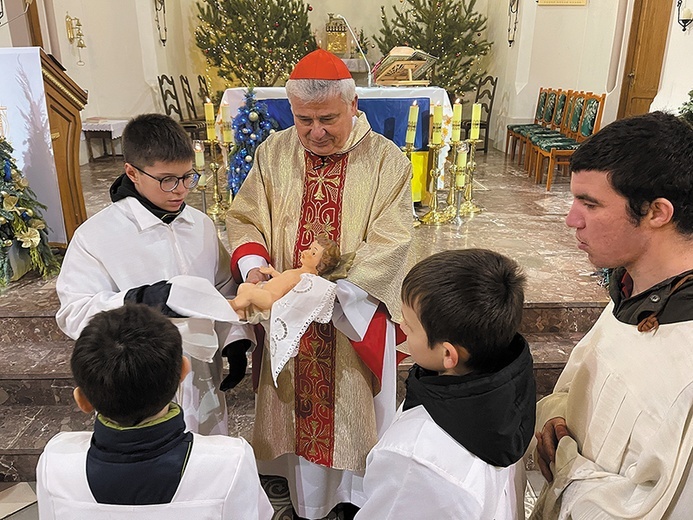 W noc Bożego Narodzenia kard. Konrad Krajewski odprawił pasterkę w kościele dominikanów w Fastowie.