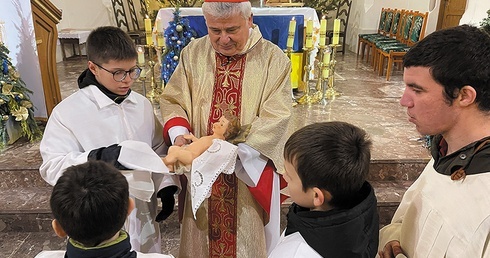 W noc Bożego Narodzenia w 2022 roku kard. Konrad Krajewski odprawił pasterkę w kościele dominikanów w Fastowie.