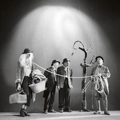 Bohaterowie „Czekając na Godota” na scenie paryskiego Teatru Hébertot. Od lewej: Lucky, Estragon, Vladimir i Pozzo.