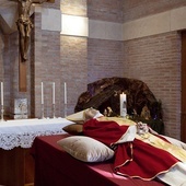 1 stycznia ciało śp. papieża Benedykta XVI wystawiono w kaplicy klasztoru Mater Ecclesiae. Mogli go tu pożegnać mieszkańcy i pracownicy Watykanu.
