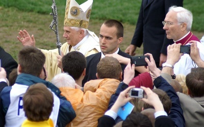 Benedykt XVI pozdrawia tłumy wiernych na krakowskich Błoniach w maju 2006 r.