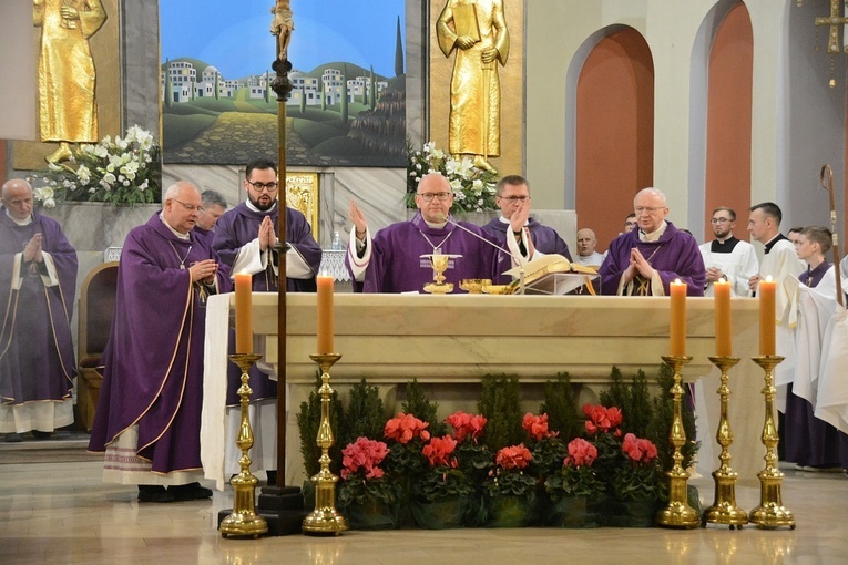 Msza św. żałobna za zmarłego papieża Benedykta XVI
