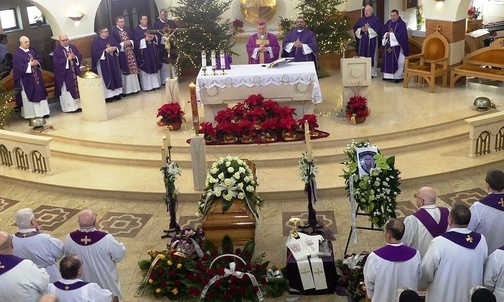 Bp Roman Pindel przewodniczył uroczystościom pogrzebowym ks. Tadeusza Słoniny w Cygańskim Lesie.