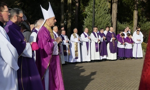 Bp Roman Pindel przewodniczył uroczystościom pogrzebowym ks. Tadeusza Słoniny w Cygańskim Lesie.
