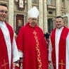 Na Placu św. Piotra z abp. Stanisławem Gądeckim, przewodniczącym Konferencji Episkopatu Polski. Od lewej: ks. Karol Piłat i ks. Grzegorz Zieliński.