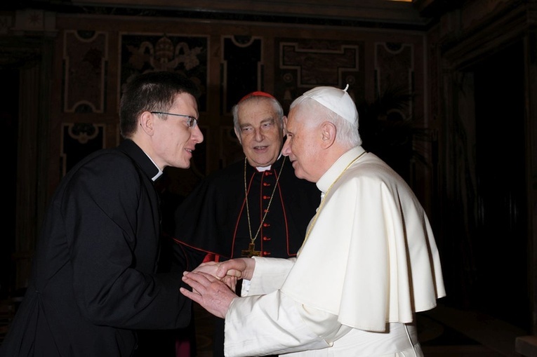 Spotkanie z Benedyktem XVI. Najwyższy w kongregacji (ks. Piotr Bajor) i największy w tej dykasterii (kard. Zenon Grocholewski).