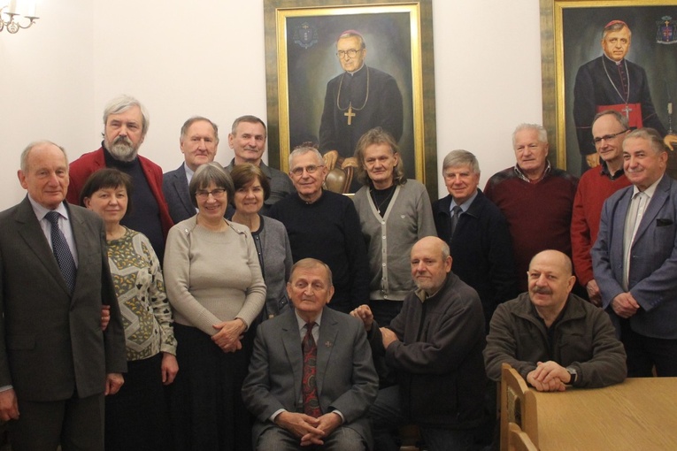 Uczestnicy spotkania na tle portretu bp. Edwarda Materskiego. Z lewej Jan Rejczak. Krzysztof Starnawski siedzi pierwszy od lewej. Leszek Wianowski trzeci od lewej.