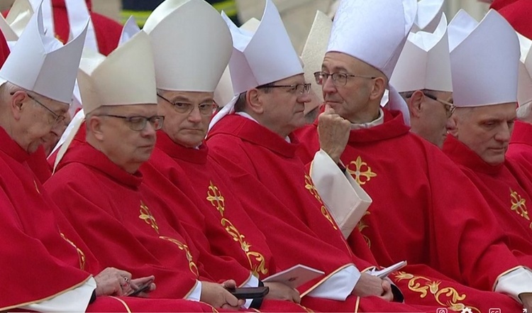 Biskupi ze Świdnicy modlili się przy ciele zmarłego papieża