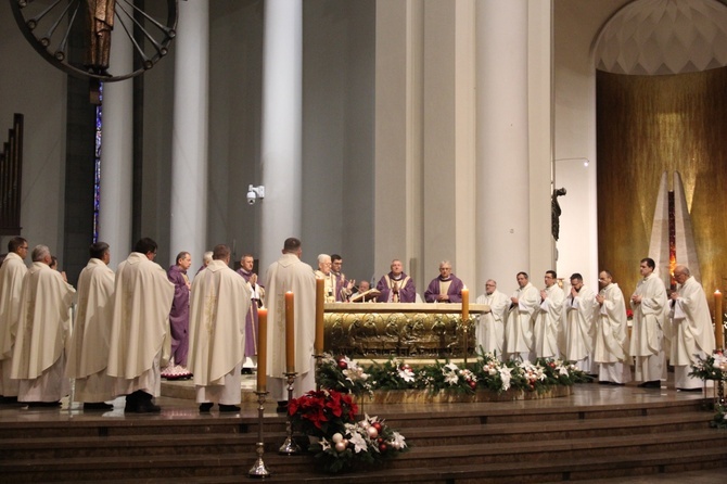 Katowice. Msza św. za Benedykta XVI w dniu jego pogrzebu