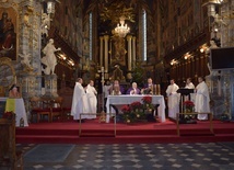 Modlitwa za zmarłego papieża w sandomierskiej katedrze.