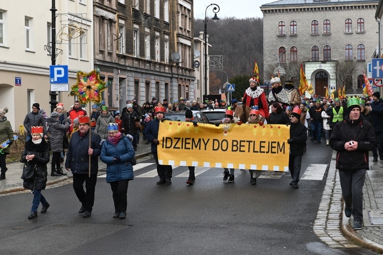 Orszak Trzech Króli 2023 w Wałbrzychu. Przywieźli ze sobą monety