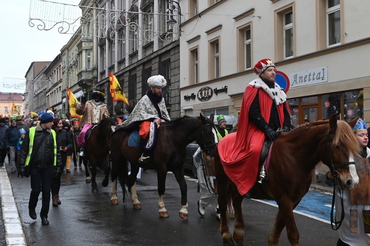 Orszak Trzech Króli 2023 w Wałbrzychu. Przywieźli ze sobą monety