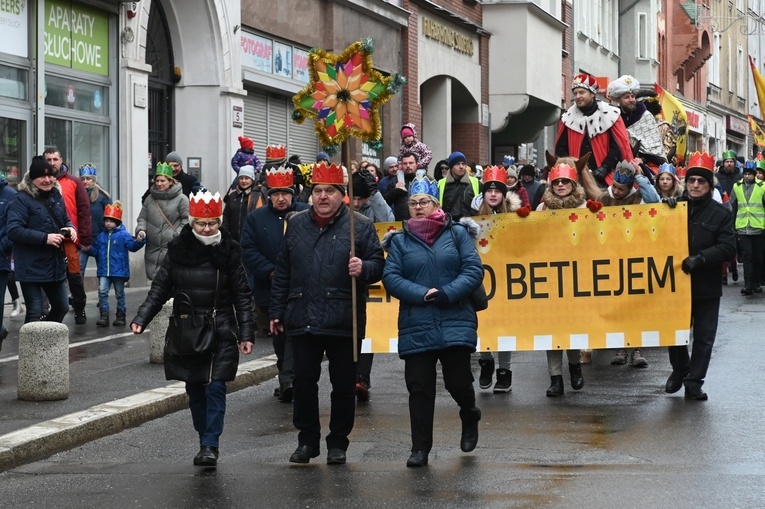 Orszak Trzech Króli 2023 w Wałbrzychu. Przywieźli ze sobą monety