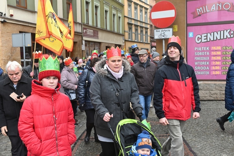 Orszak Trzech Króli 2023 w Wałbrzychu. Przywieźli ze sobą monety