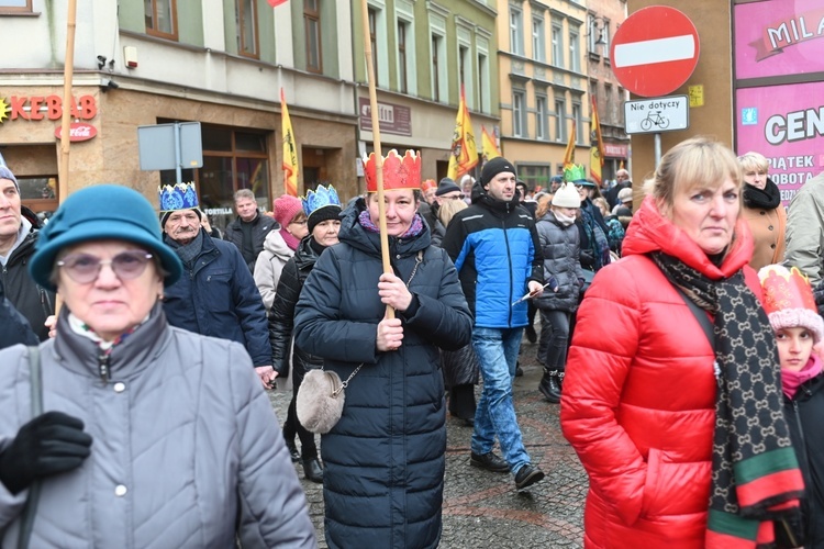 Orszak Trzech Króli 2023 w Wałbrzychu. Przywieźli ze sobą monety