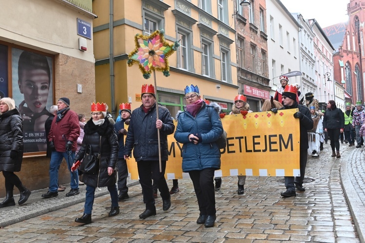 Orszak Trzech Króli 2023 w Wałbrzychu. Przywieźli ze sobą monety