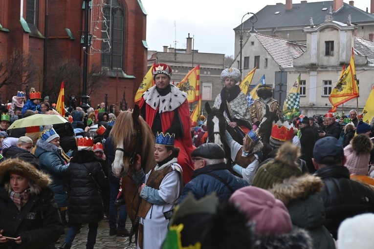 Orszak Trzech Króli 2023 w Wałbrzychu. Przywieźli ze sobą monety
