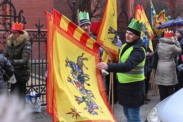 Orszak Trzech Króli 2023 w Wałbrzychu. Przywieźli ze sobą monety