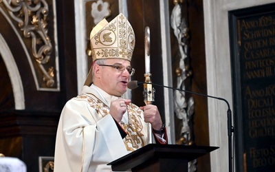 Biskup w czasie homilii w uroczystość Objawienia Pańskiego.