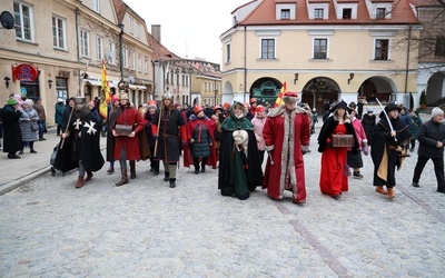 W Sandomierzu trzy barwne korowody zmierzały w południe na Rynek Starego Miasta.