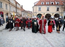 W Sandomierzu trzy barwne korowody zmierzały w południe na Rynek Starego Miasta.