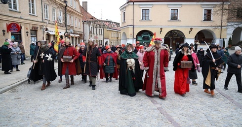 W Sandomierzu trzy barwne korowody zmierzały w południe na Rynek Starego Miasta.