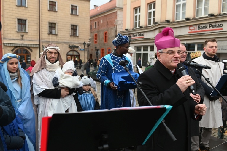 Orszak Trzech Króli 2023 w Świdnicy. Tradycyjnie z osiołkami