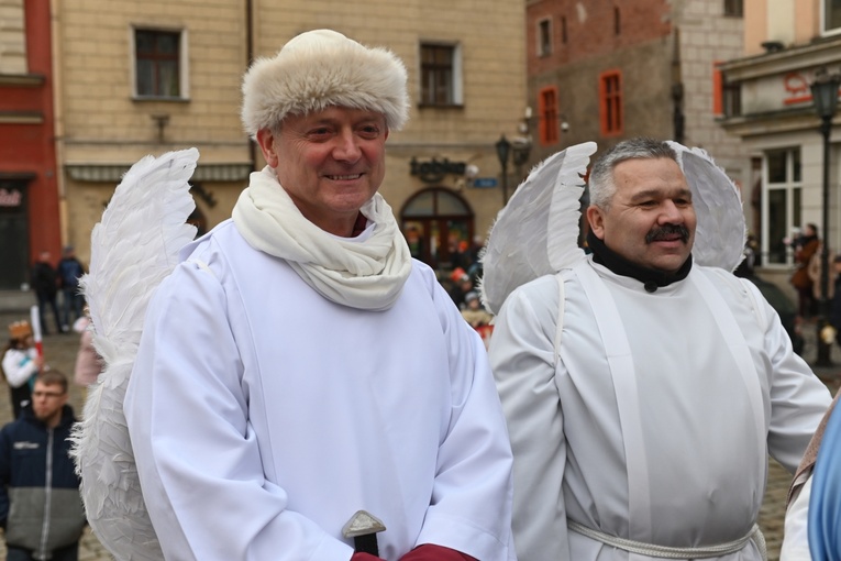 Orszak Trzech Króli 2023 w Świdnicy. Tradycyjnie z osiołkami