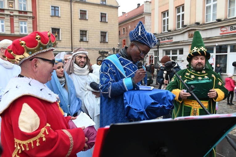Orszak Trzech Króli 2023 w Świdnicy. Tradycyjnie z osiołkami