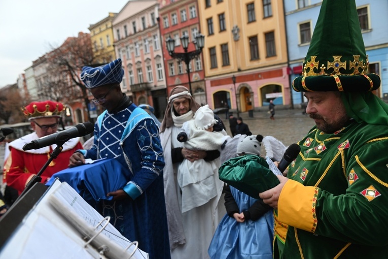 Orszak Trzech Króli 2023 w Świdnicy. Tradycyjnie z osiołkami