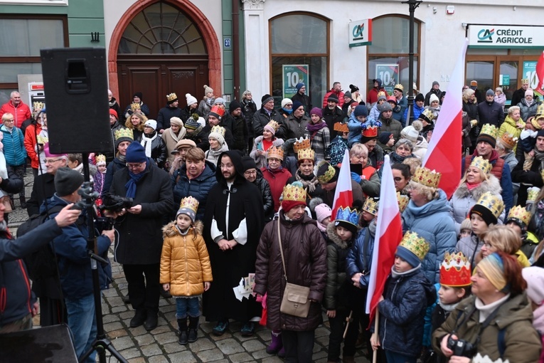 Orszak Trzech Króli 2023 w Świdnicy. Tradycyjnie z osiołkami
