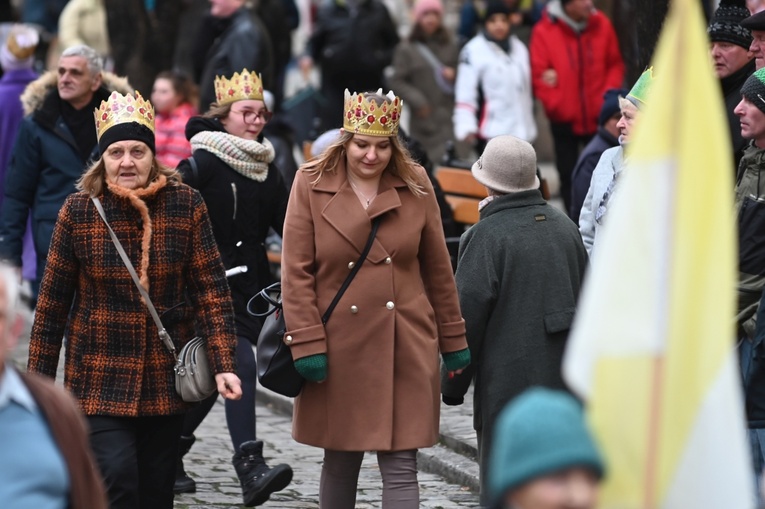 Orszak Trzech Króli 2023 w Świdnicy. Tradycyjnie z osiołkami