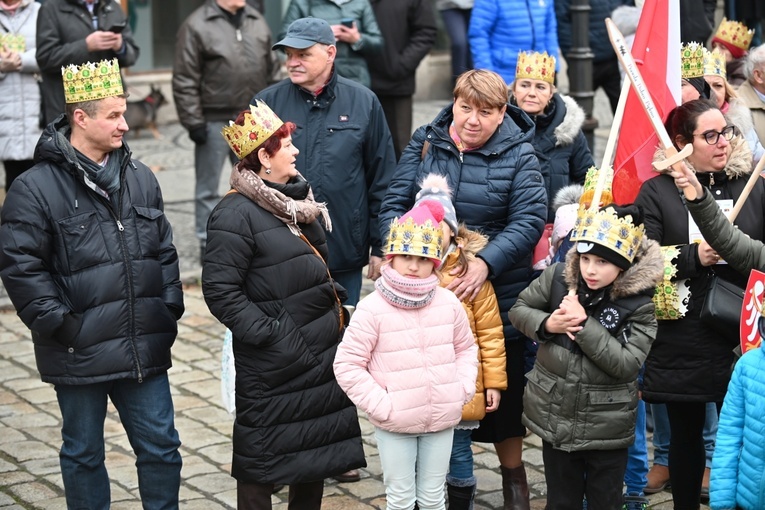 Orszak Trzech Króli 2023 w Świdnicy. Tradycyjnie z osiołkami
