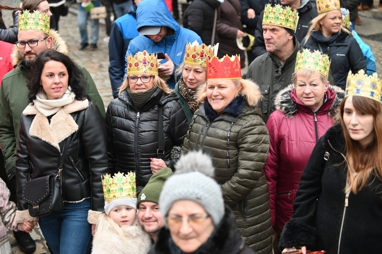 Orszak Trzech Króli 2023 w Świdnicy. Tradycyjnie z osiołkami