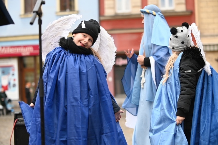 Orszak Trzech Króli 2023 w Świdnicy. Tradycyjnie z osiołkami