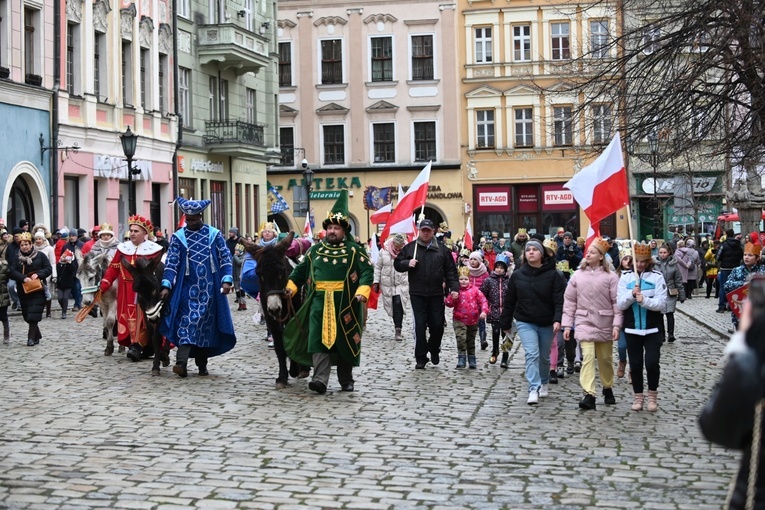 Orszak Trzech Króli 2023 w Świdnicy. Tradycyjnie z osiołkami